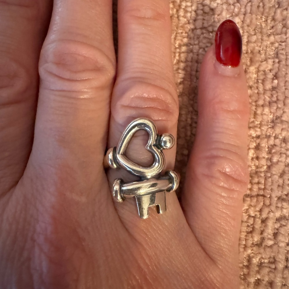 Retired James Avery Key To My Heart ring size 6